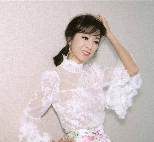 63岁米雪盛装亮相,踩10厘米高跷毫无违和感,单身至今仍美丽从容_地位