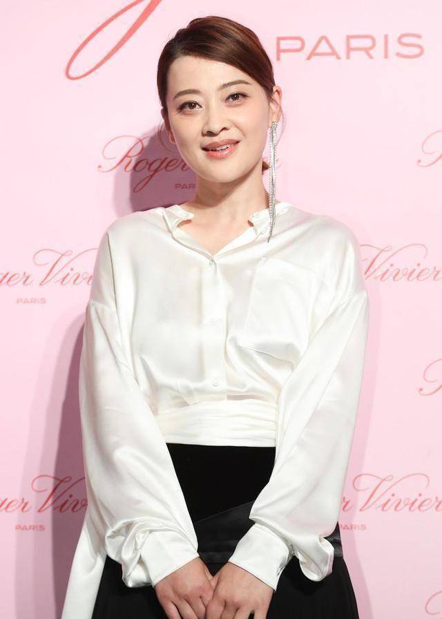 45岁梅婷现状:与曾剑结婚8年恩爱如初,儿女双全令人羡慕!