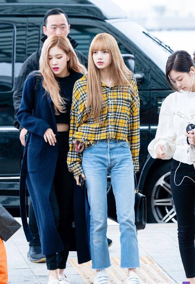 lisa身高166体重不到90,穿露脐装短裙,把蚂蚁腰大长腿都聚齐了_身材