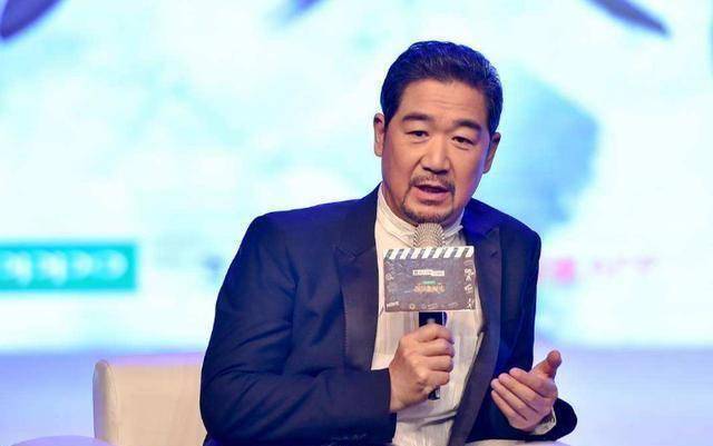 65岁张国立近照太苍老,走路颤巍需助理搀扶,因意外落下严重腰疾_身体