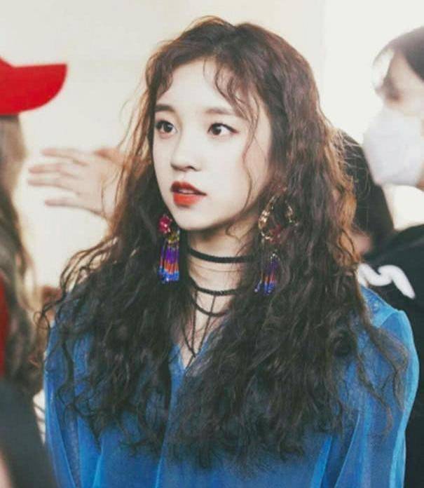 貌美似仙女,与宋雨琦的卷发有一拼_发型_造型_美女