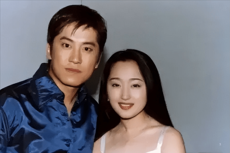 挺大肚险摔倒,表情惊恐助理搀扶,堕胎4次无子_赖文峰_时候_周边