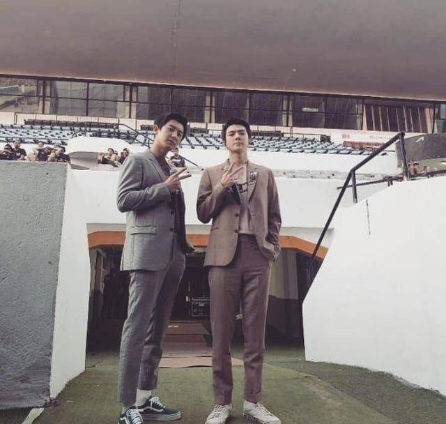 exo吴世勋久违晒正脸照,西装笔挺英俊贵气瘦身成功,发型遭嫌弃_爱丽