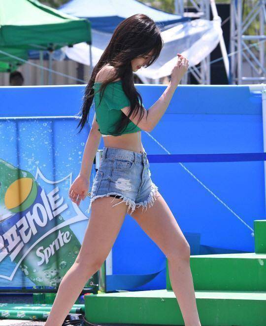 jennie又穿露脐短裤装,狂秀身材曲线,不料短裤有点短瞬间很尴尬_活动