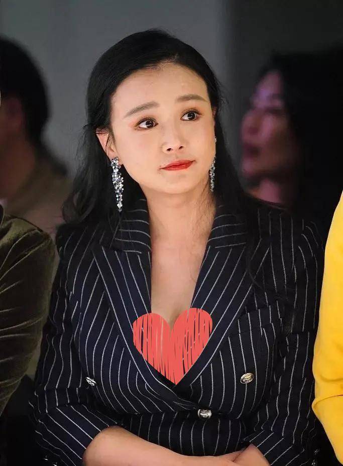 51岁伊能静状态太好,一袭白裙像少女,把小15岁冉莹颖都比下去了_牛仔