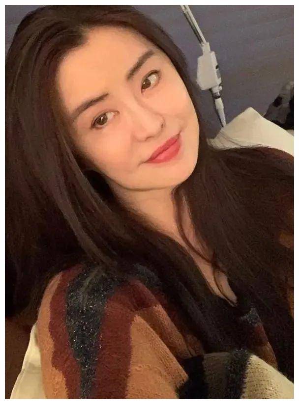 53岁王祖贤新照,戴口罩排队低调买奶茶,一头黑长直气质藏不住_齐秦