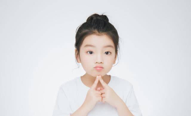 一会甜笑涟涟尽显淑女范,一会嘟嘴卖萌尽显俏皮可爱,蕾宝不管长多大