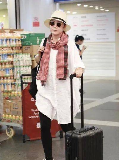 蒋雯丽坐公交被偶遇,发福严重和普通奶奶没区别,屡次脱鞋被嘲没素质