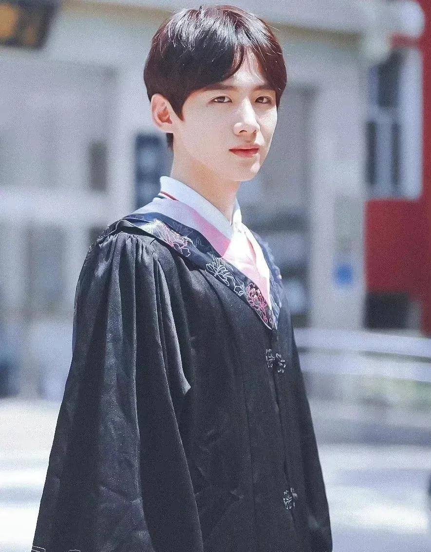 明星八卦鹿晗肖战_明星学士服风格是不是太普通了?