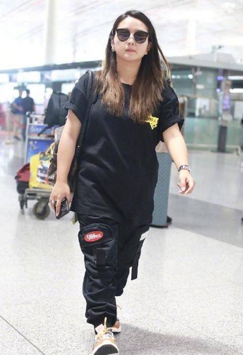 何洁陷"发福"争议后,首度穿超短裙现身,却遭嘲身材不如路人?