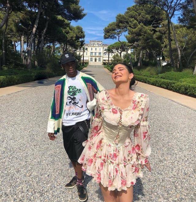 与她三姐科勒·卡戴珊不同,凯莉与特拉维斯的感情并没有遇到明确的