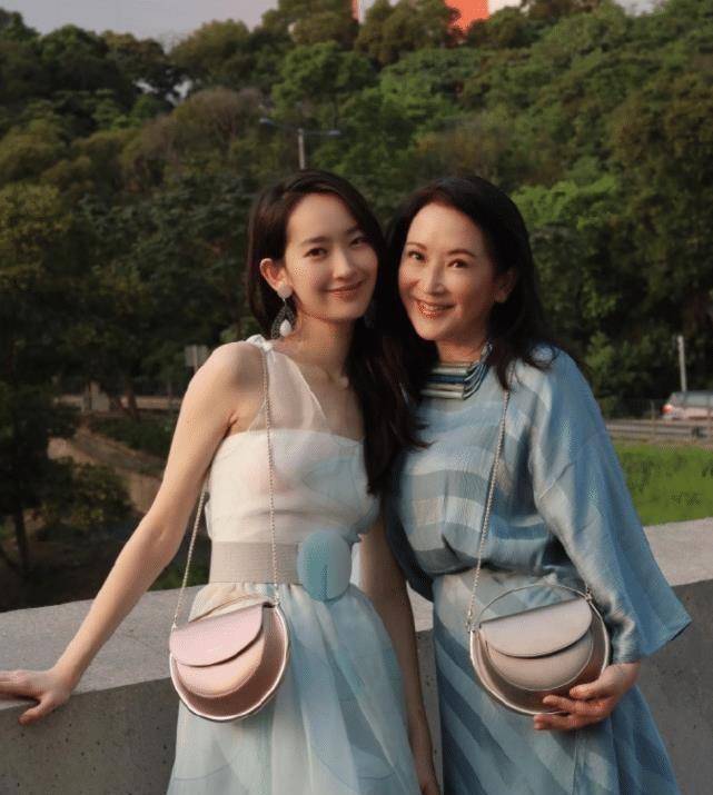 tvb女艺人龚慈恩难得晒与女儿贴脸合影 母女俩长相像饼印一样_儿子