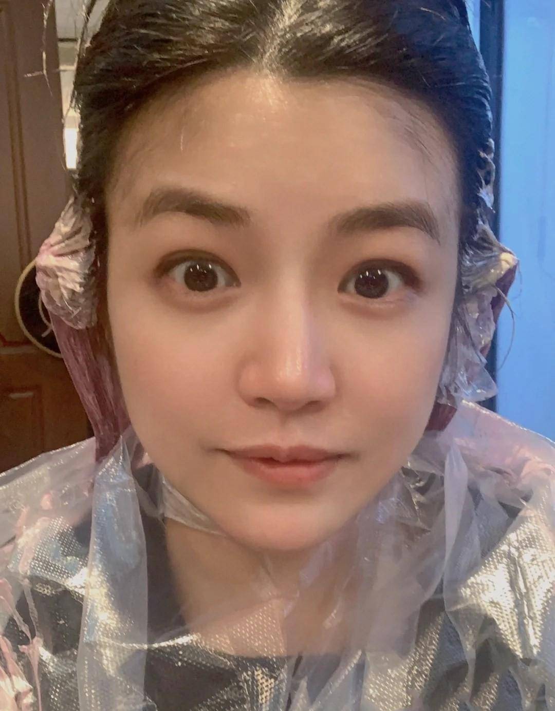 所以要将黑发先漂色再染,染发的过程拍出来有些滑稽,但好在陈妍希长相