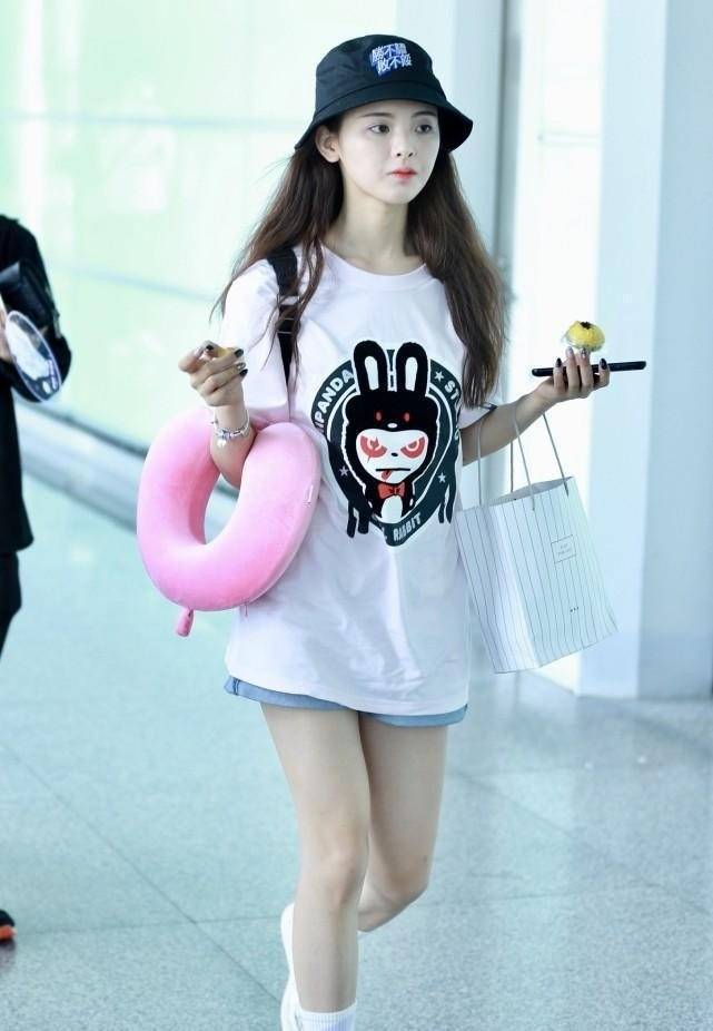 杨超越的娃娃脸也太好捏了吧,一身休闲装玩下衣失踪,漫画腿很美_时尚