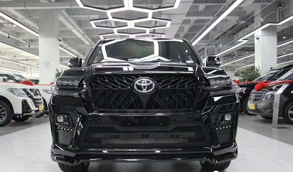 首批毒液版"兰德酷路泽"到港实拍,内部豪华,外观战斗力十足!