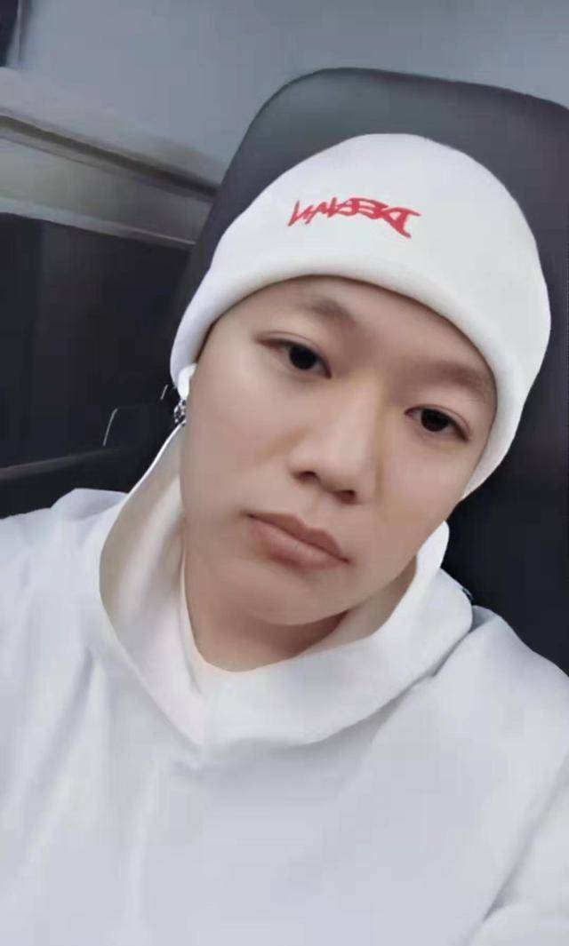 pgone现身机场无眉脸白似瘾君子,获多位女粉接机,劳斯莱斯接驾_李小璐