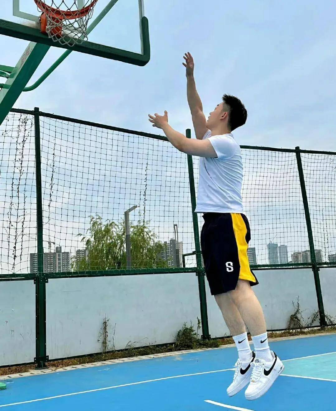 被那个篮球场男孩儿的完美身材吸引住了_肌肉_形象_棕色