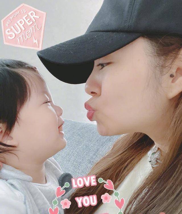 安以轩晒子女近照,66提前送母亲节礼物,女儿娃宝侧脸和妈妈超像_儿子