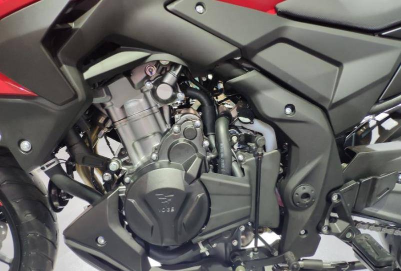 无极500r搭载的是一款隆鑫对cb500发动机逆向开发而成的异步并列双缸