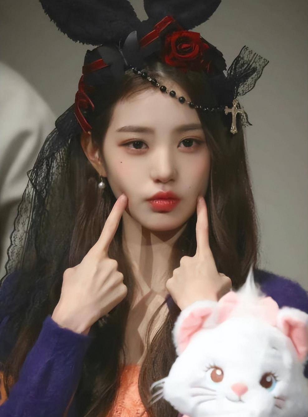 一经曝光,就引起了不少网友的热议,不得不说张元英小时候也太可爱了吧