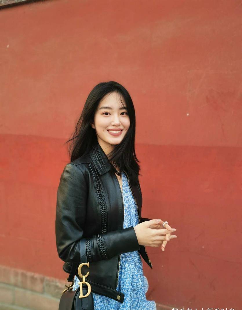 杨采钰是真敢穿,西装里就裹了一块布,勒出凹凸感太真实_穿着_连衣裙