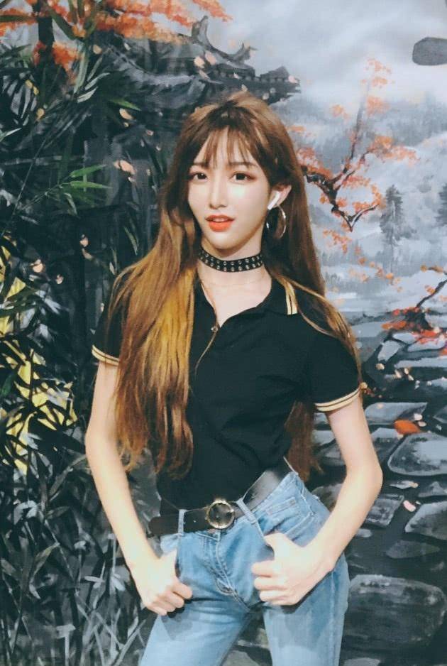 艾比穿超短裙表演太空步,当他抬脚的一瞬间,网友:你是男是女?