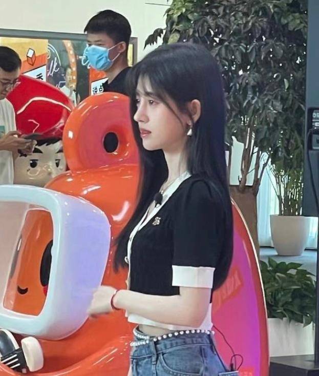 鞠婧祎扫楼照曝光,路人镜头下又甜又美,生图下的腰围我却看愣了_身材