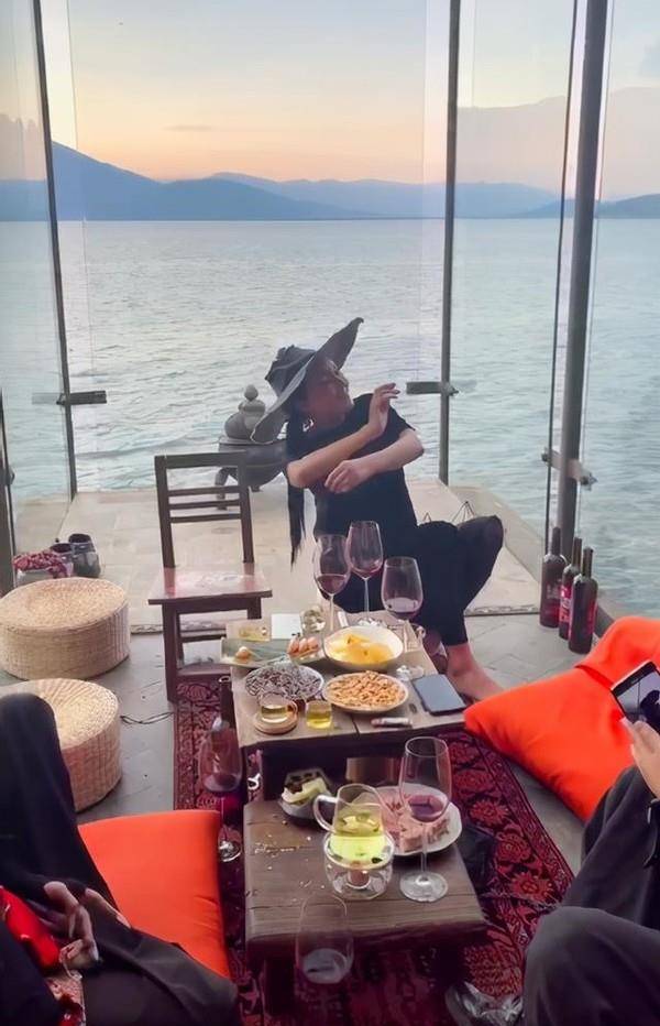 杨丽萍洱海边豪宅聚会!