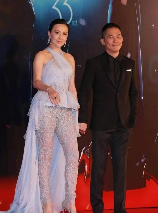 刘嘉玲现身活动,裙子剪裁露出镂空时尚,大胆尴尬穿搭引争议!