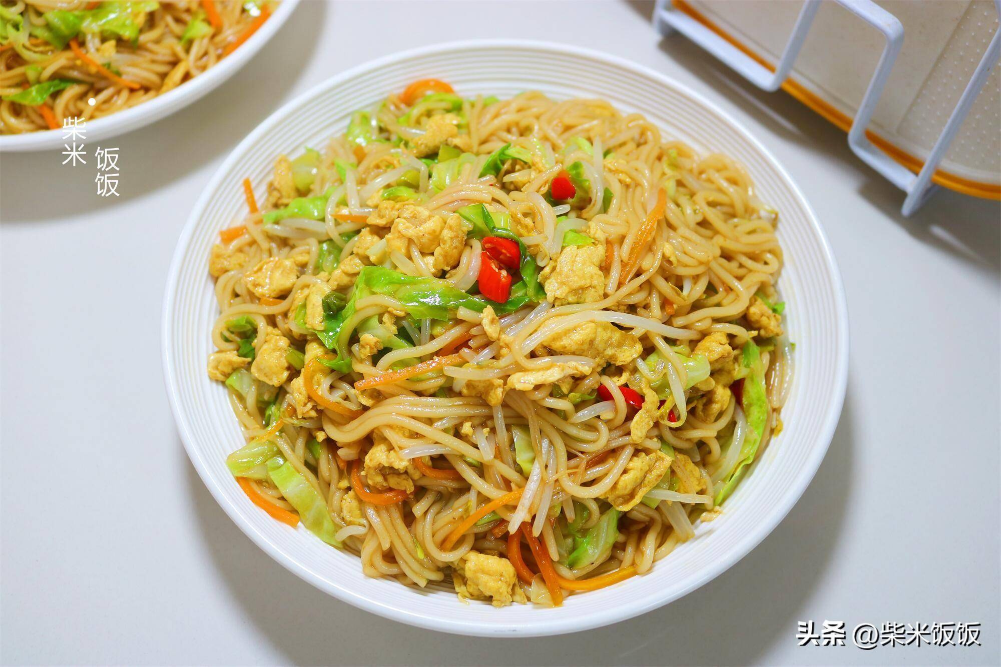 今天做了最家常的鸡蛋炒米粉,快煮,快炒,十几分钟就端上桌,爽滑筋道