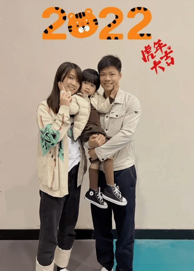 亚洲飞人苏炳添妻子生下二胎,晒一家四口牵手照片_家庭_短跑_奥运会