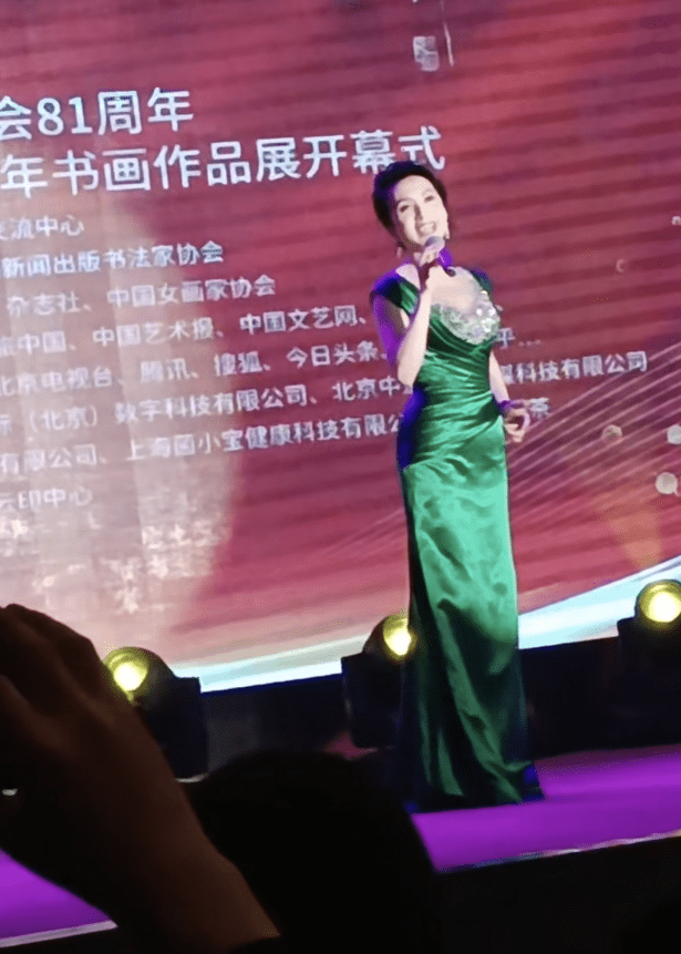 48岁的歌手汤灿复出,接受邀请登台演唱气场强大,穿戴名贵的珠宝身材