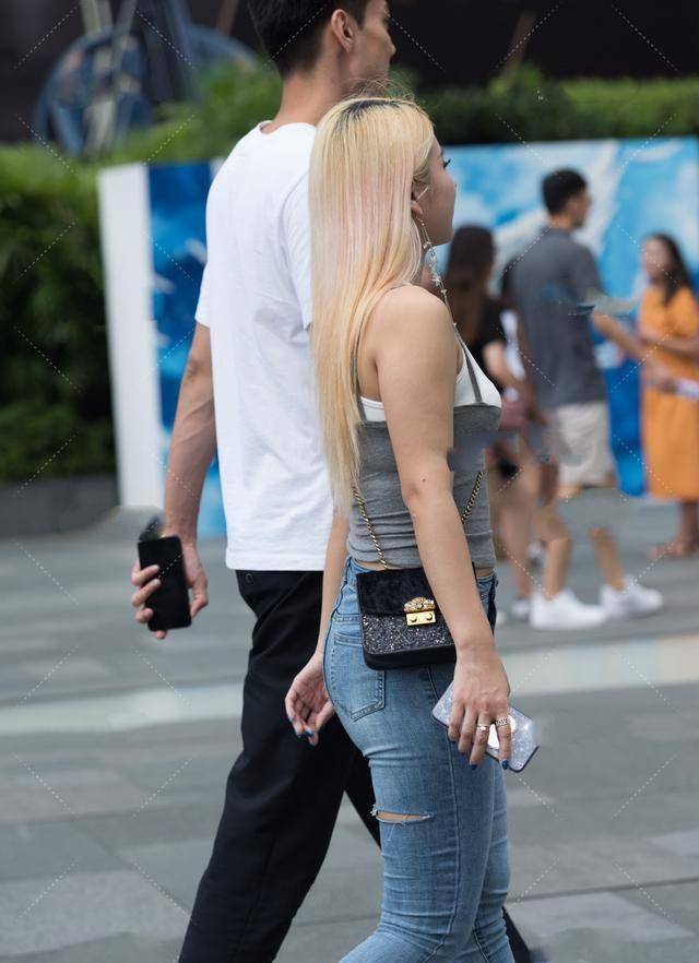 白色背心与灰色吊带无缝衔接显得十分时尚,也非常有气质_服饰_女性