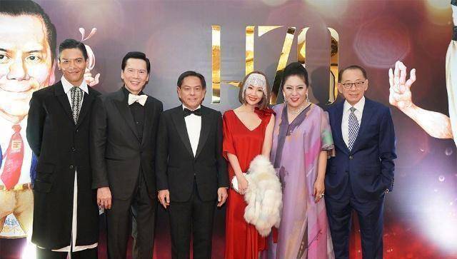 这一组比较特殊,大部分与向华强有生意往来也有竞争关系,向华强深谙和