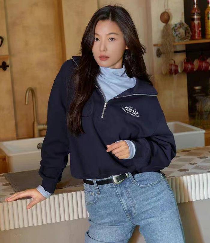 此外,在搭配单品时,全智贤不仅采用了上述隐藏式的领口高度组合,还