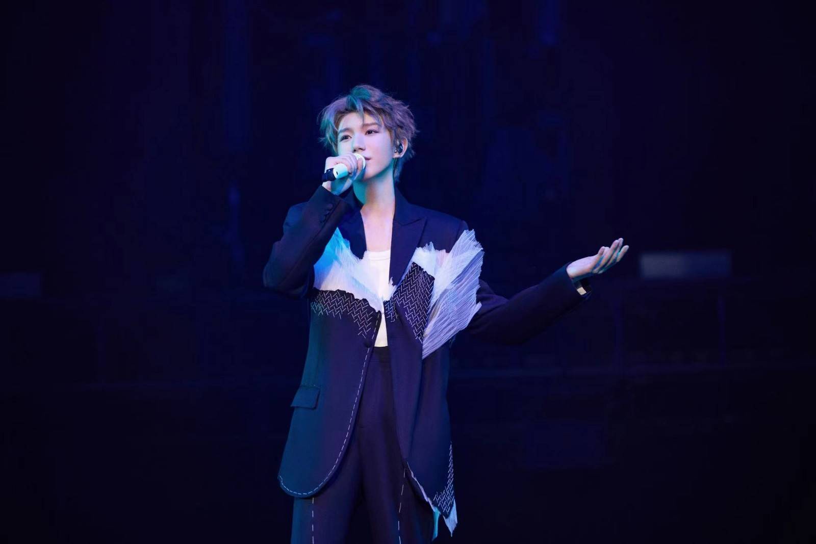 王源「客厅狂欢」巡演终点站抵达家乡重庆,温暖开唱点亮山城夏天_演唱