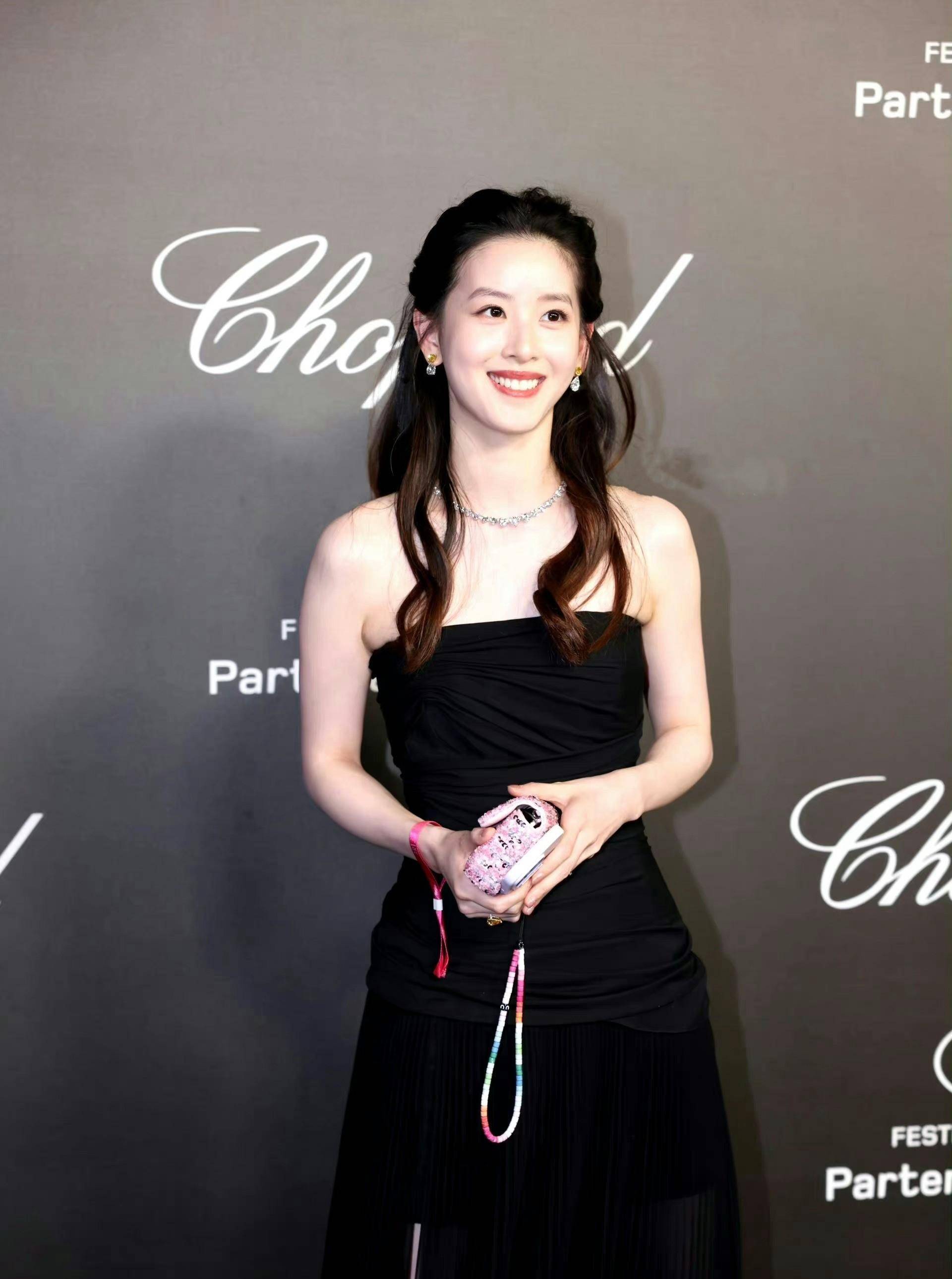 章泽天穿黑色礼服惊艳全场,网友:吸睛能力没有下降_时尚_个性_衣服