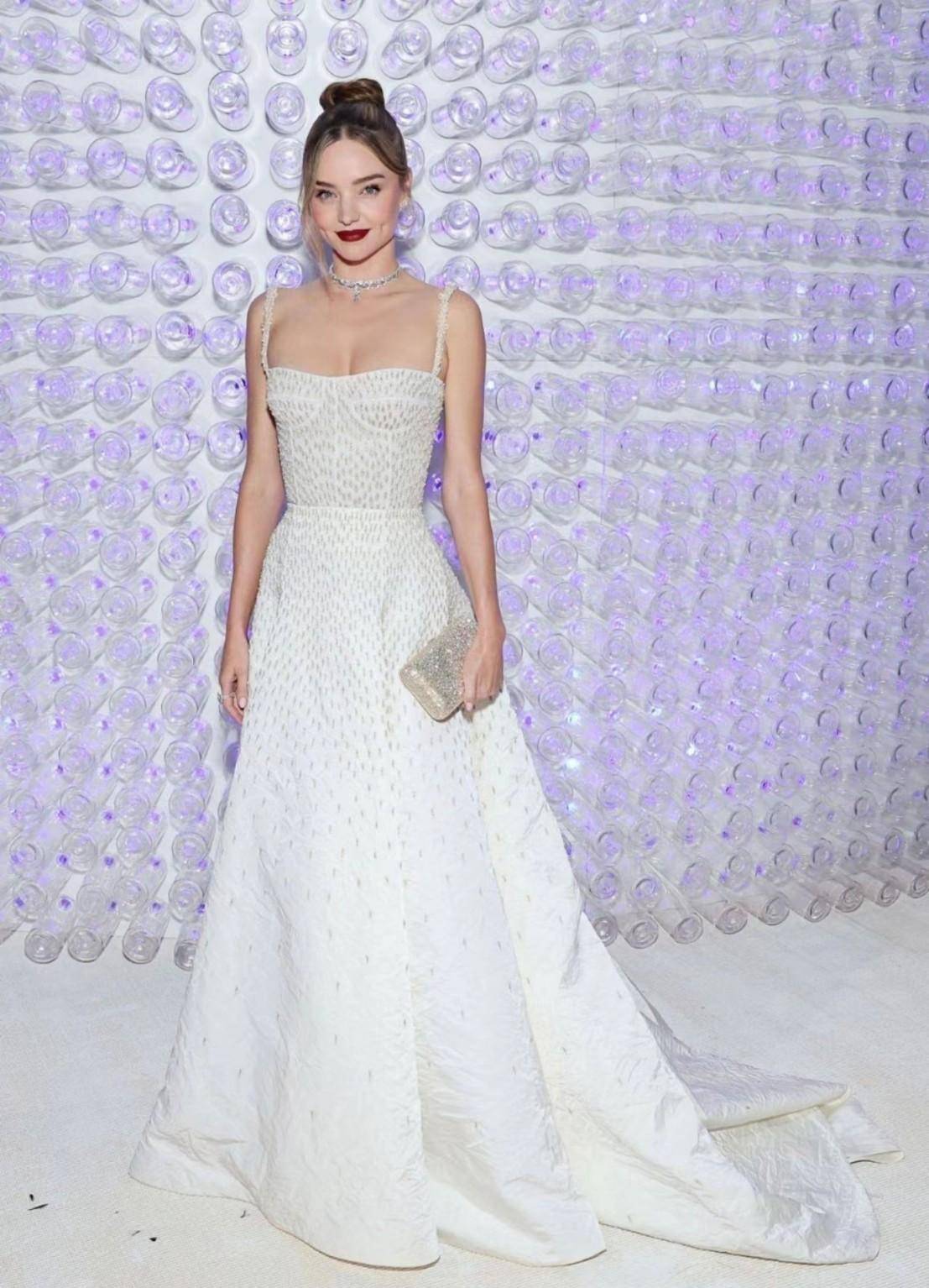 超模米兰达可儿身着优雅白裙出席活动,美丽又时尚_照片_白色_连衣裙