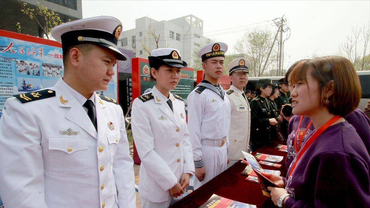 女大学生在校期间当兵和大学毕业后当兵,有哪些利弊?