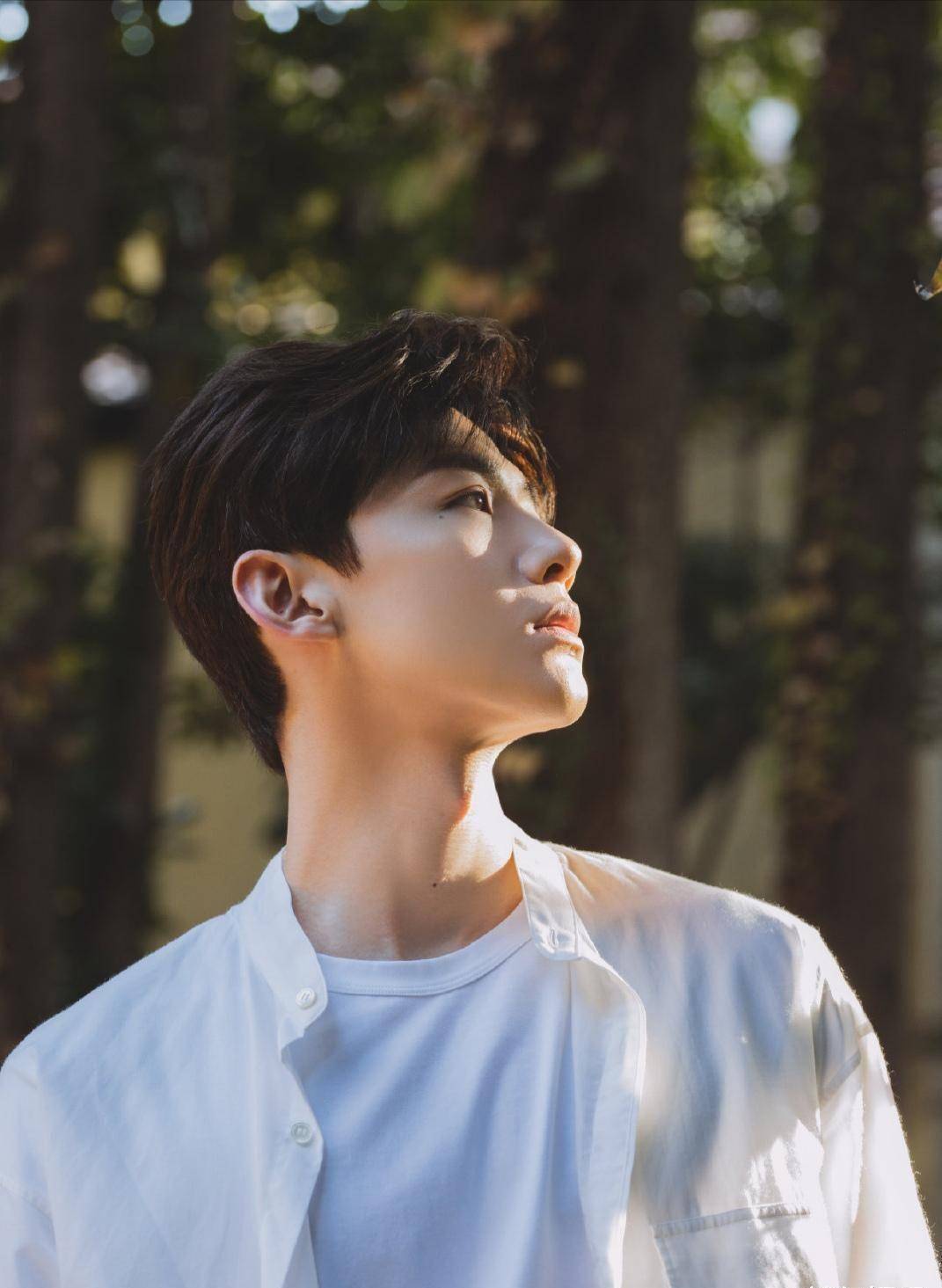 白敬亭录制《最强大脑》,椅子变木箱,原因出自腿_节目_时候_桌子