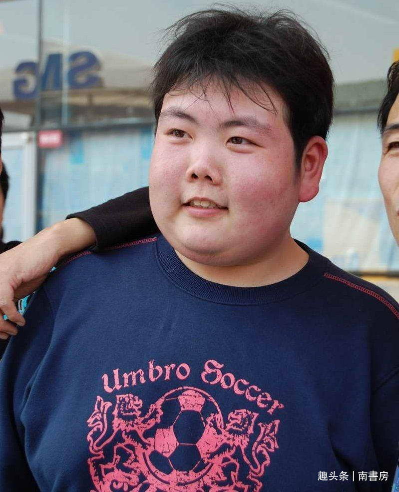 当年因一张照片走红的"小胖",曾登上国外报刊,如今娶上美娇妻_人们