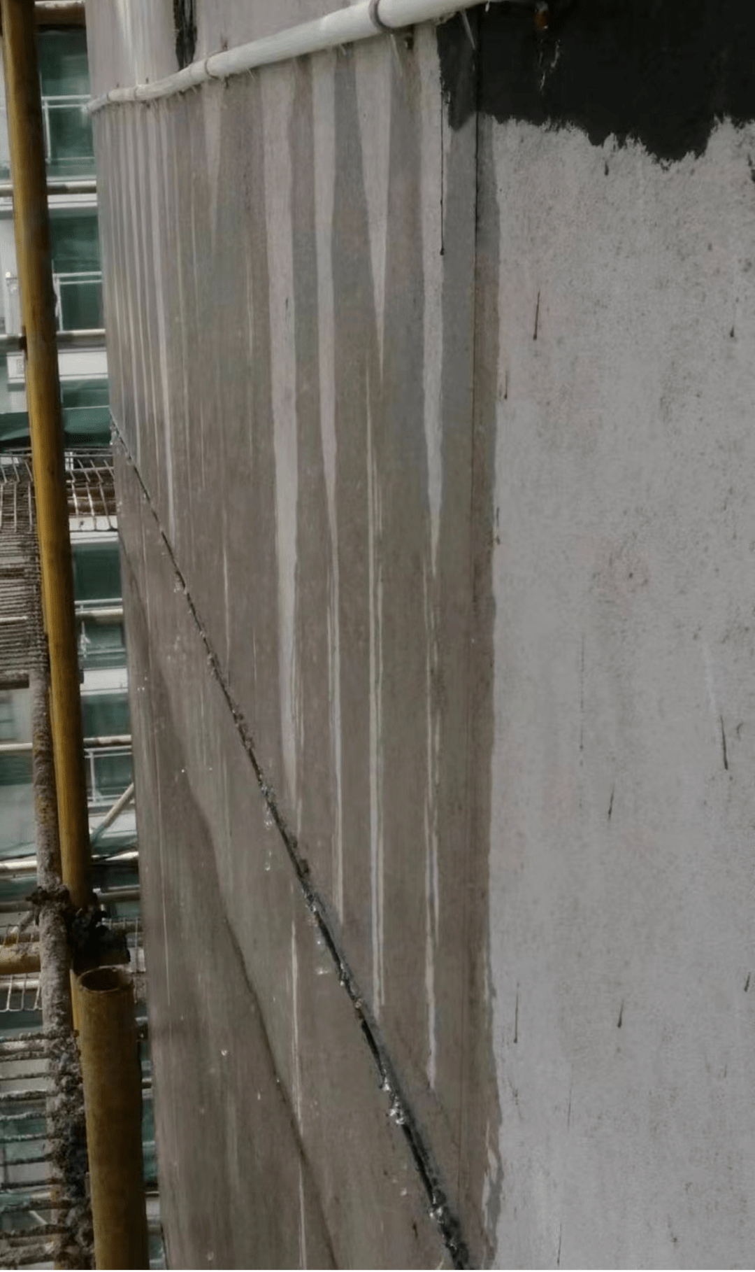 厨房烟道喷淋试验如淋水试验,飞检小组用喷淋设备对4套房屋的反 