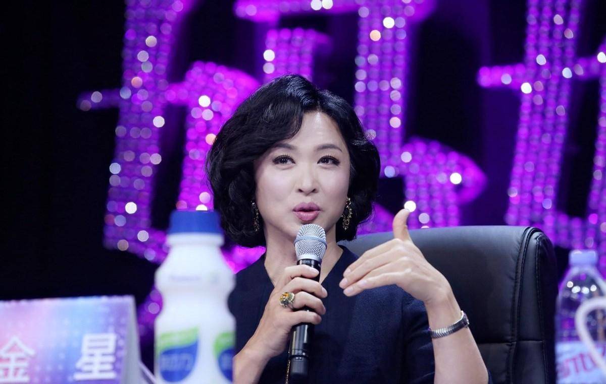 金星参加干女儿的婚礼,穿透视长裙脚踩高跟鞋,网友:风头抢走了_明星