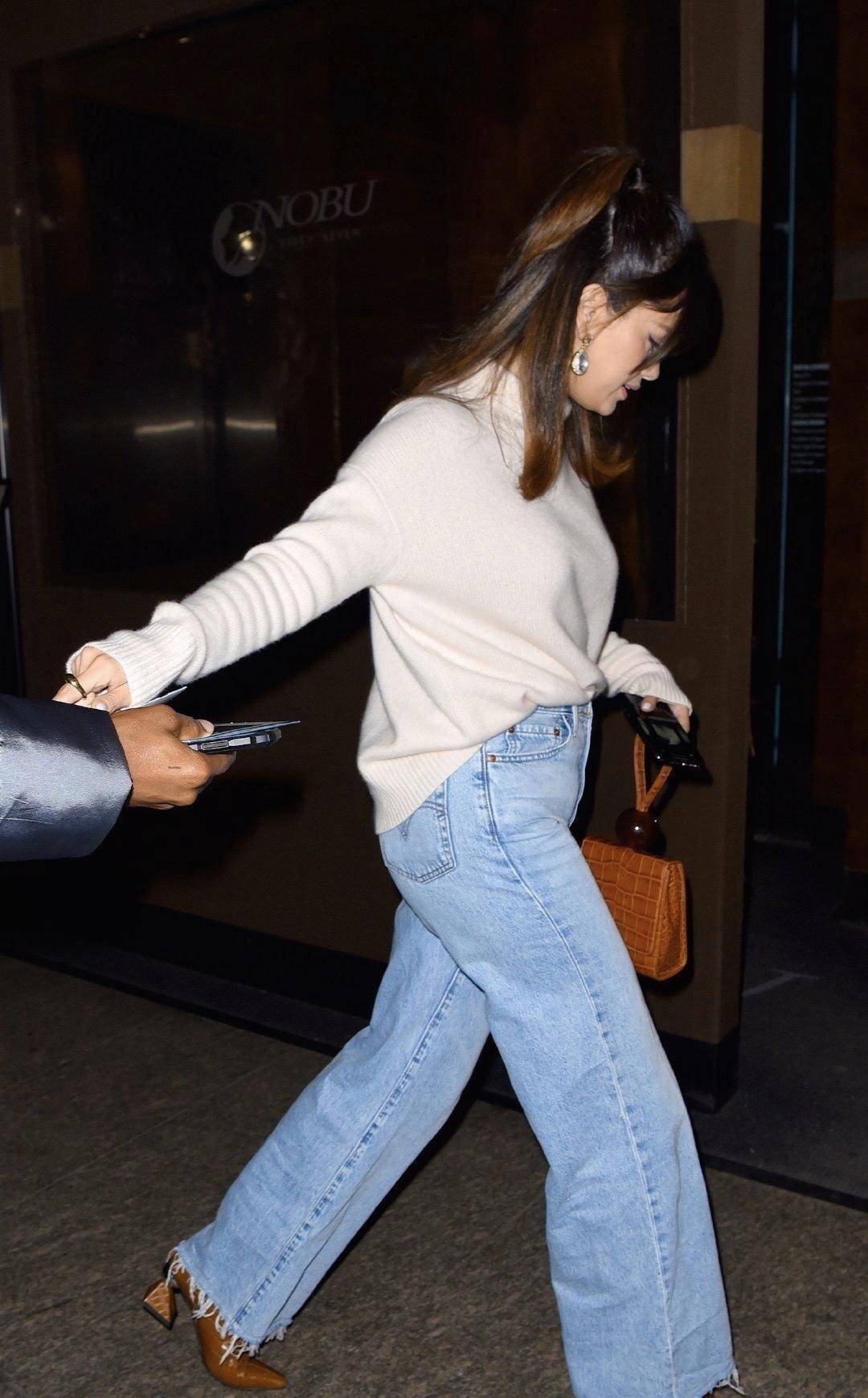 白毛衣配牛仔裤,斜刘海好复古_发型_颜色_赛琳娜戈麦斯