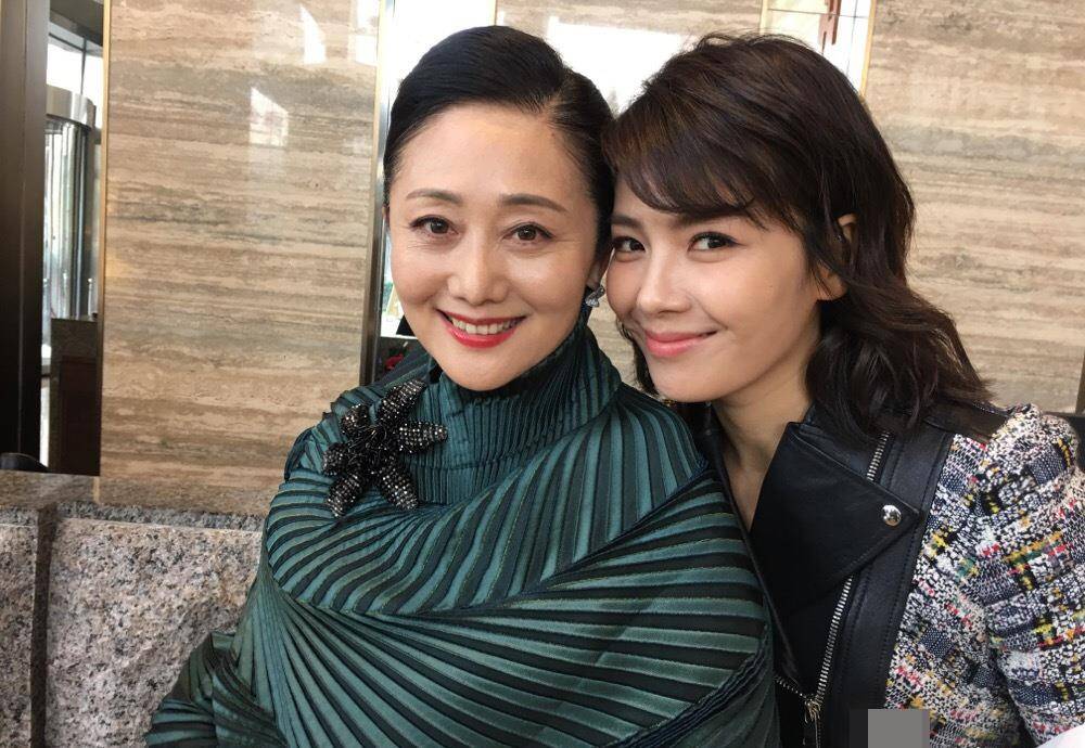 赵丽娟跟刘涛像互换年龄,一个57岁像优雅姐姐,一个44岁像老阿姨_显得