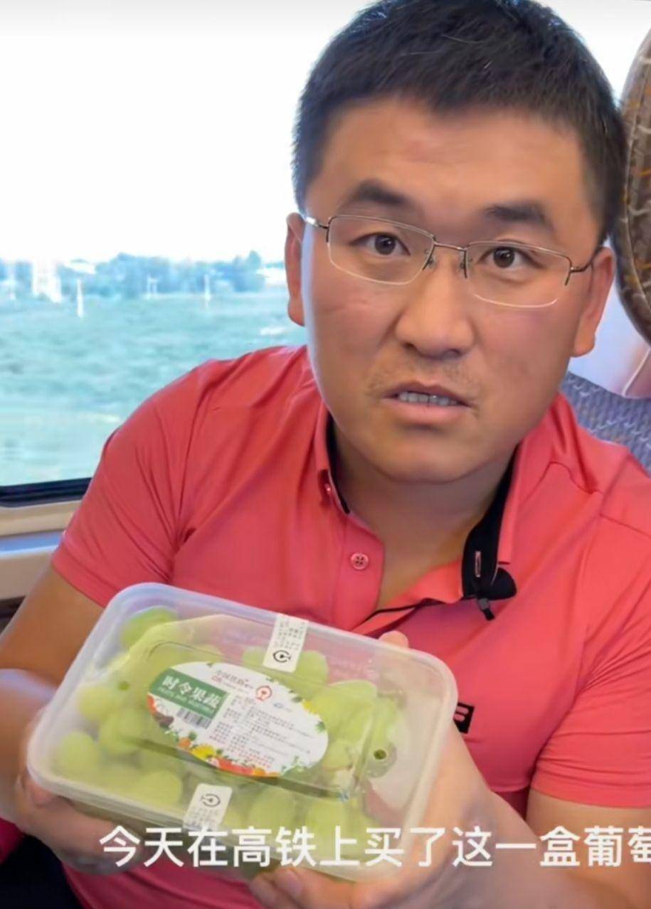 傻走红的姜涛,如今跟女徒弟恋爱了,双方年龄相差15岁_江涛_羽毛_大鹏