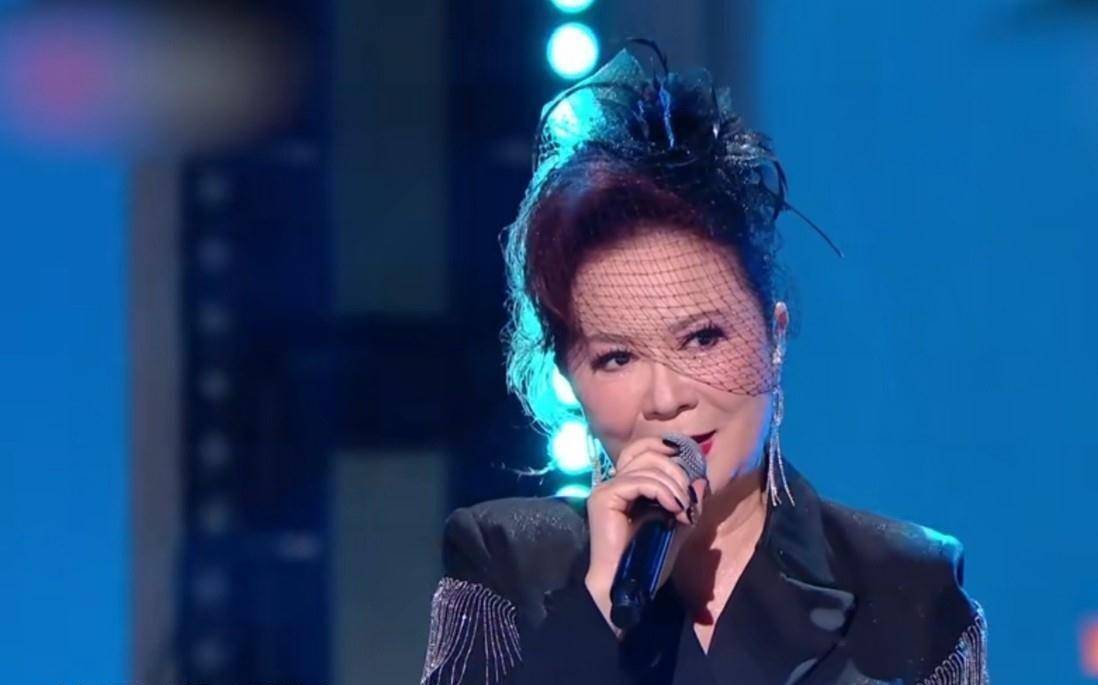 蔡明与主持人李思思跳热舞,两人年纪相差23岁,但比她还有活力_身体