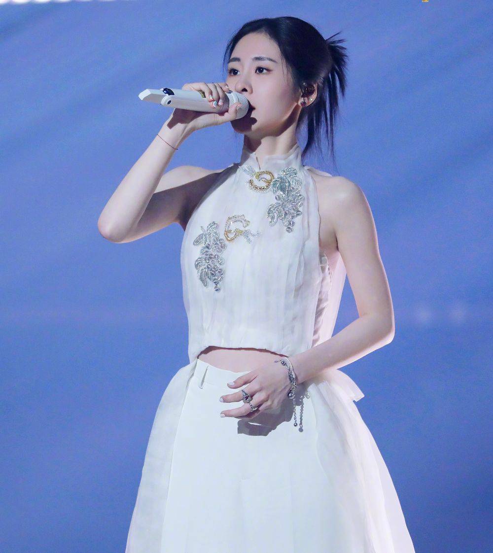 之前还在说,张碧晨作为纯歌手,靠着翻红的老歌曲,《天赐的声音》的