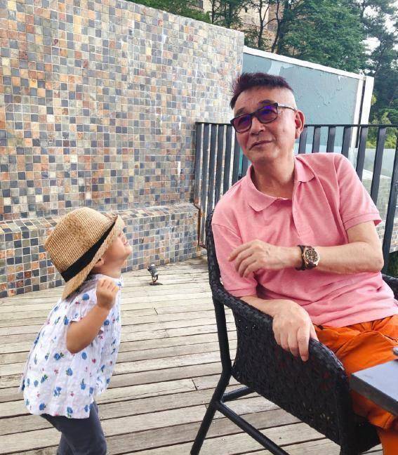 陈赫父亲与孙女合影,老爷子一身潮服气质出众,网友:不是一般人_的发展