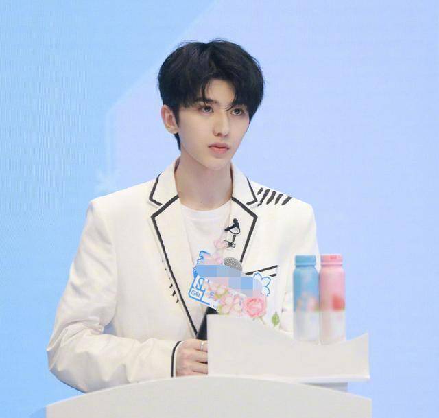 蔡徐坤刘雨昕曾是竞争对手,snh48还曾做导师点评过赵小棠李依宸_左卓